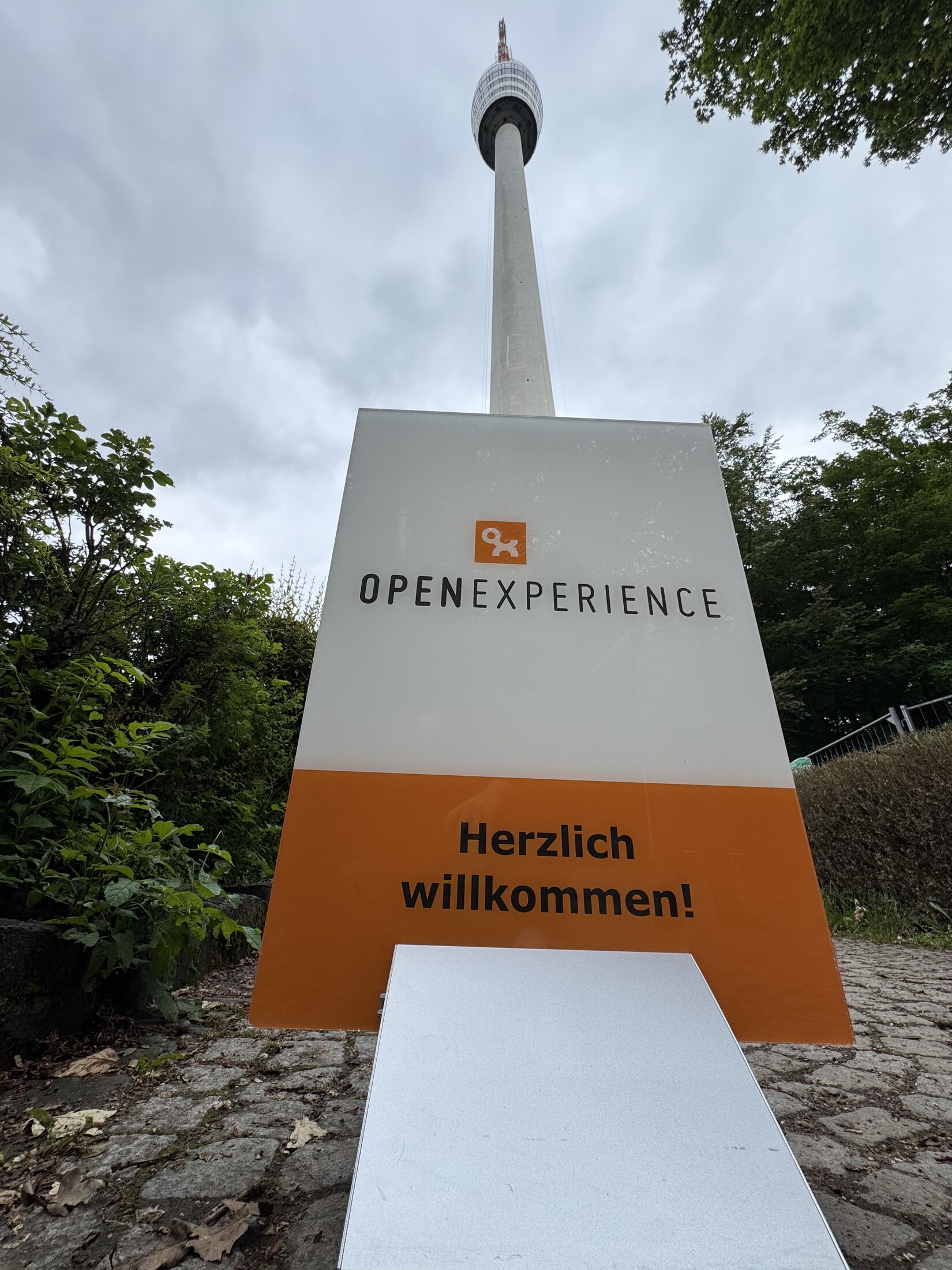 Open Experience-Willkommensschild vor dem Stuttgarter Fernsehturm