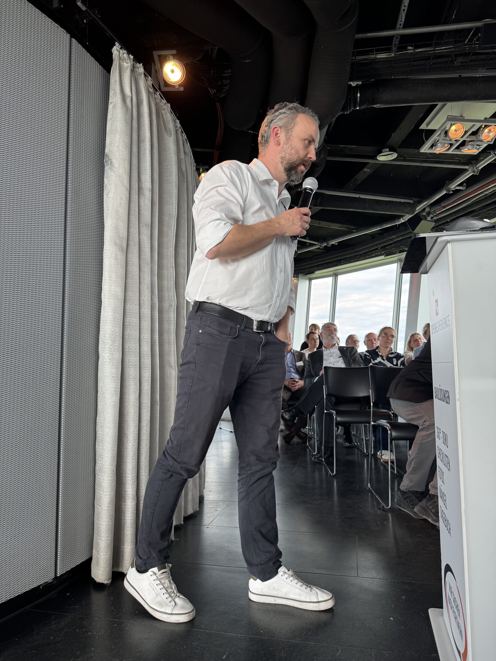 Impulsvortrag im Fernsehturm — Speaker im weißen Hemd mit Publikum